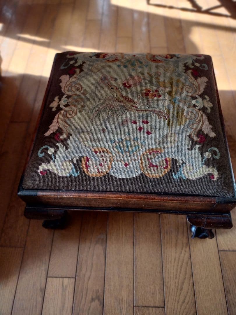 イギリスアンティークニードルワークのスツール