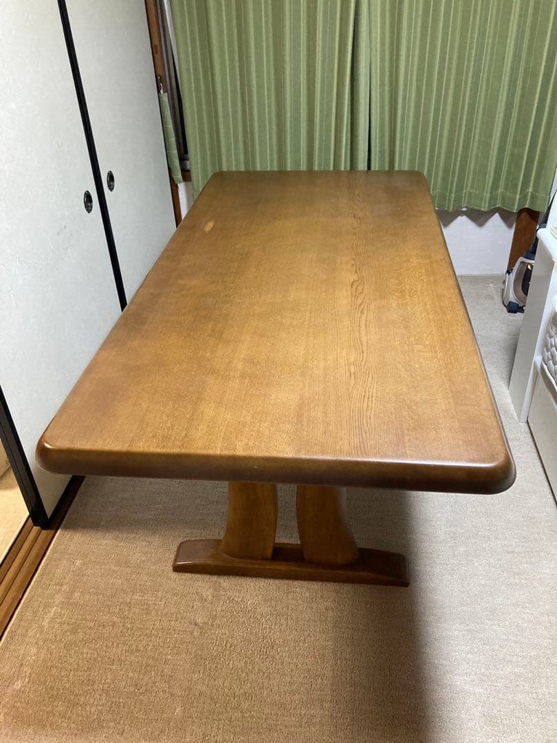 カリモク　一枚板の木製ダイニングテーブル