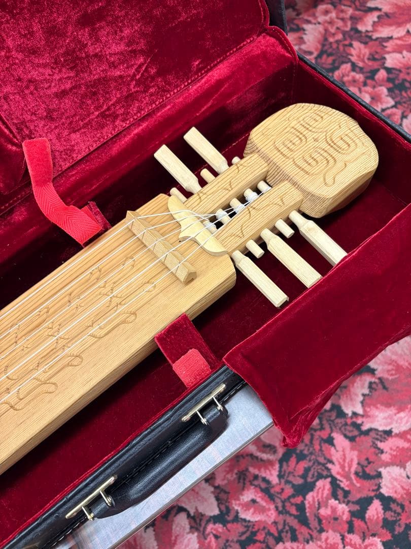 アイヌ　トンコリ　初心者向け　専用ケース付き　替え弦入り　彫刻入り　アイヌ紋様