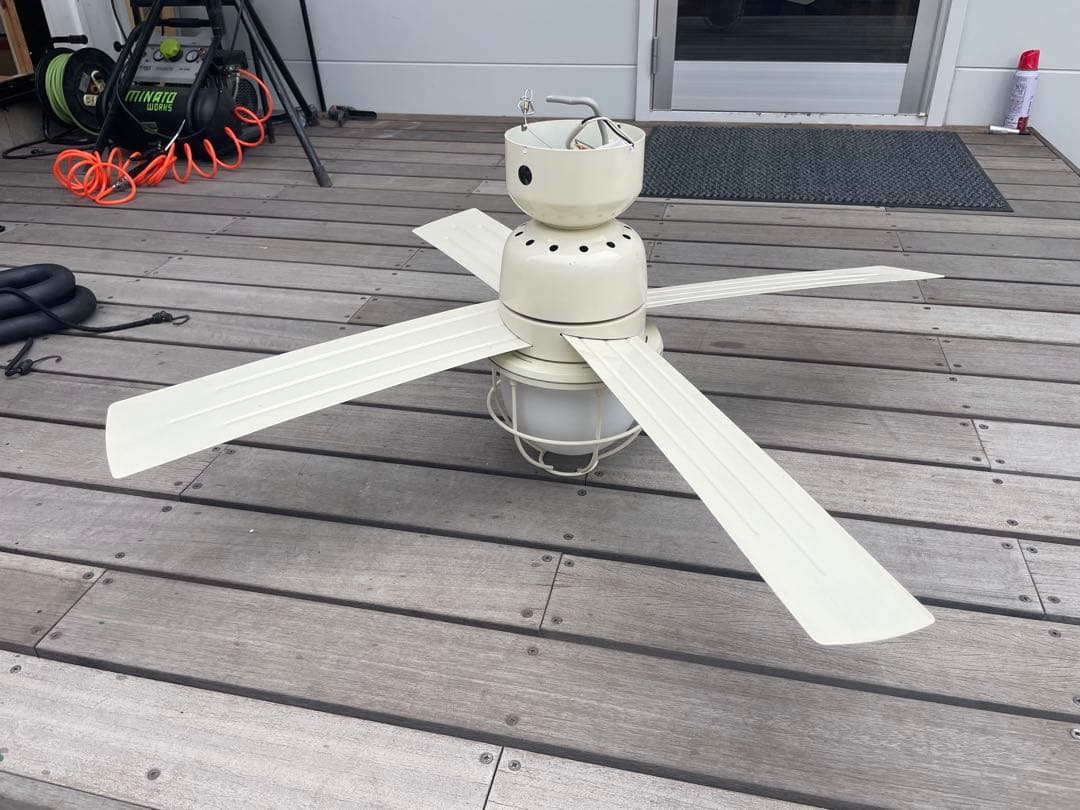 シーリングファン 4枚羽　電灯付き