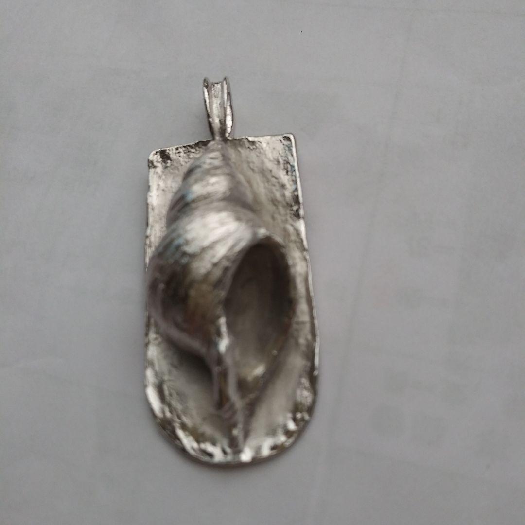 岩倉康二　作　プレート巻貝モチーフペンダントトップ