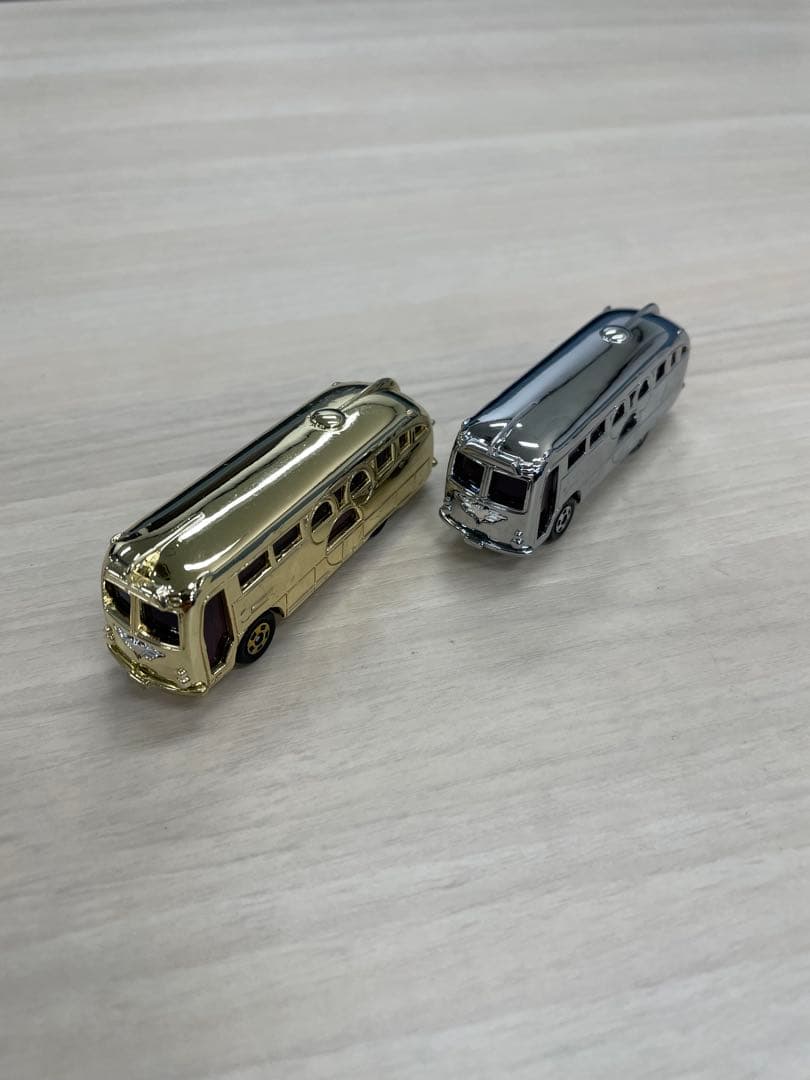 トミカ　ディズニーリゾートクルーザー　ゴールド　シルバーの2台セット