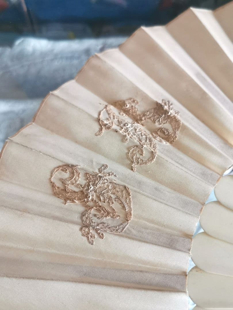 アンティークブルージュ ロザリンペルレレース シルクファン 象牙色スティック