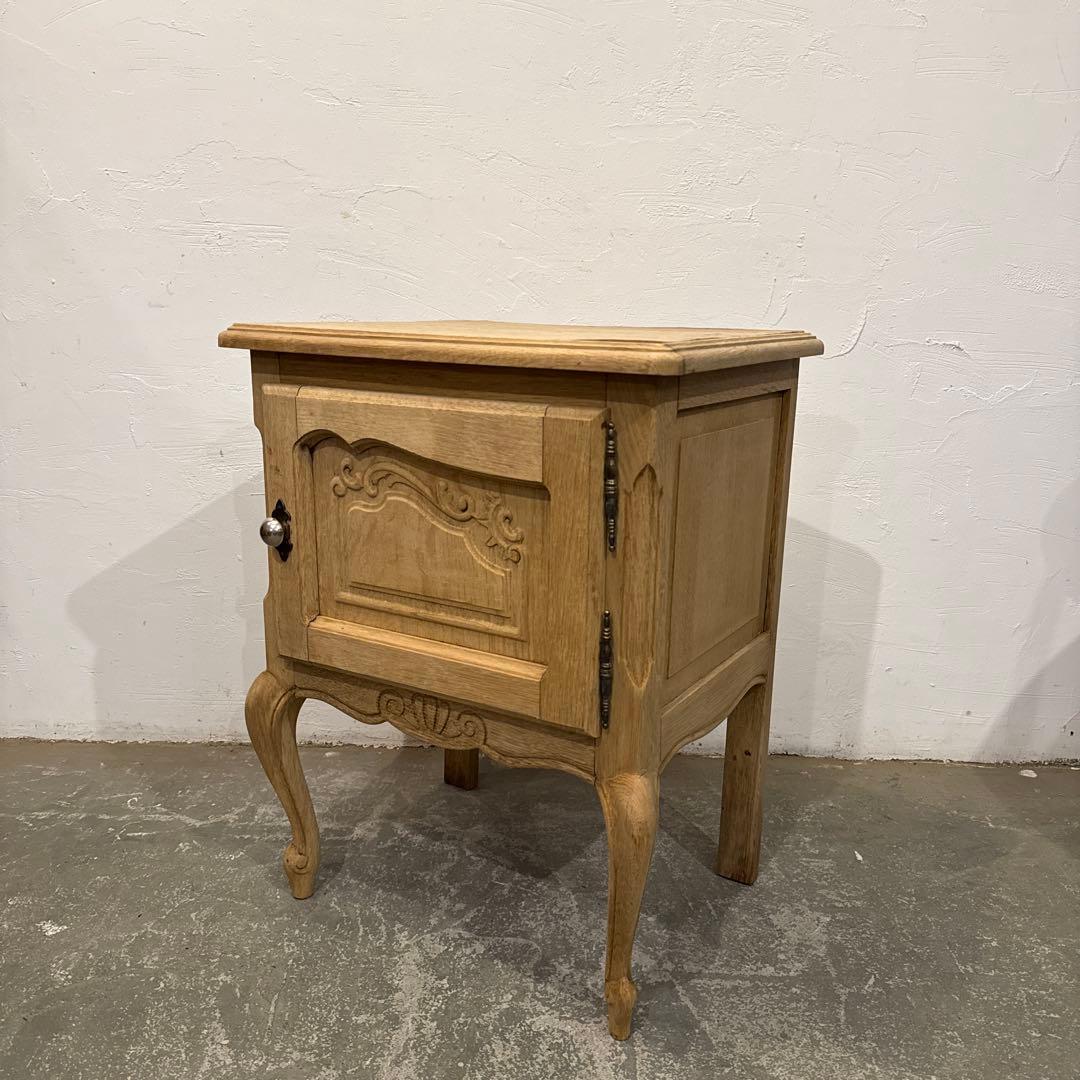 ビンテージ　木製サイドテーブル　猫脚　剥離　ベッドサイドテーブル