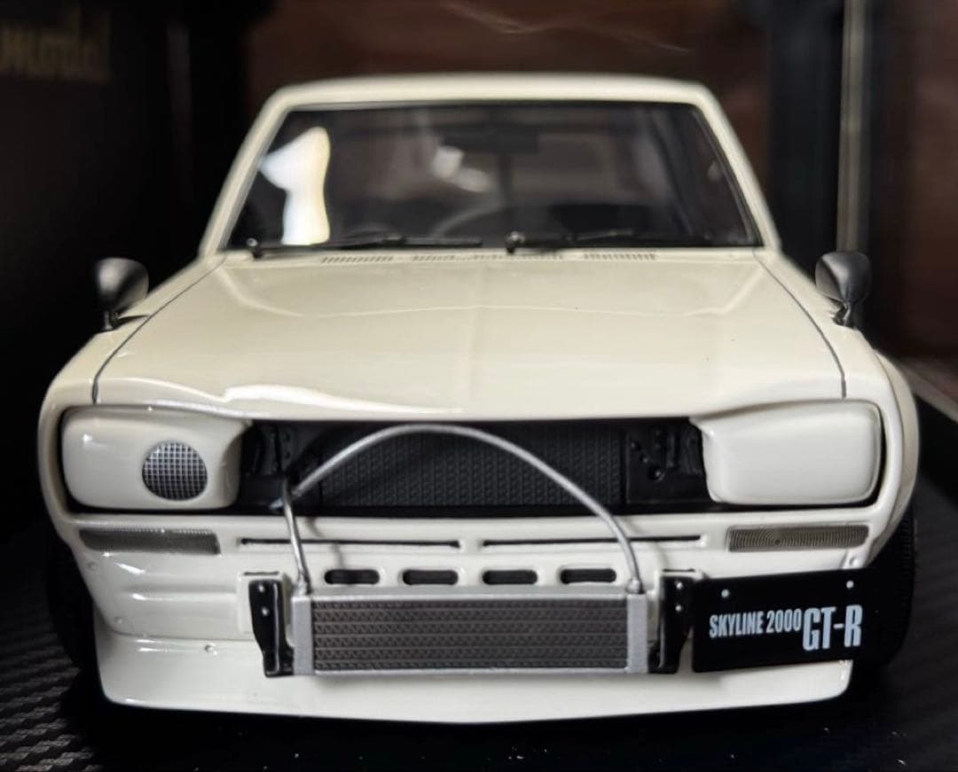 SKYLINE 2000 GT-R (KPGC10 ) ホワイト 1/18