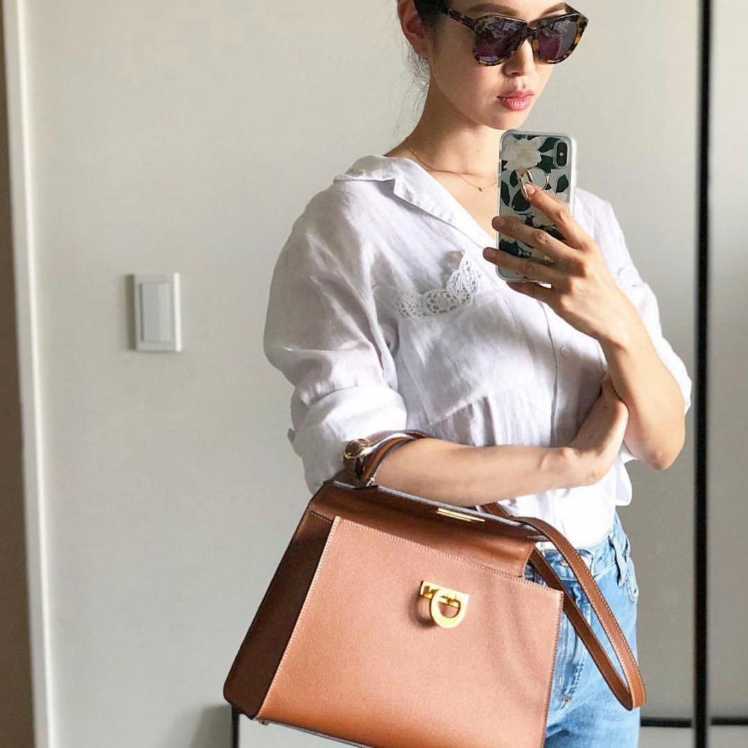 カルボッティブラウンレザー ショルダーバッグ