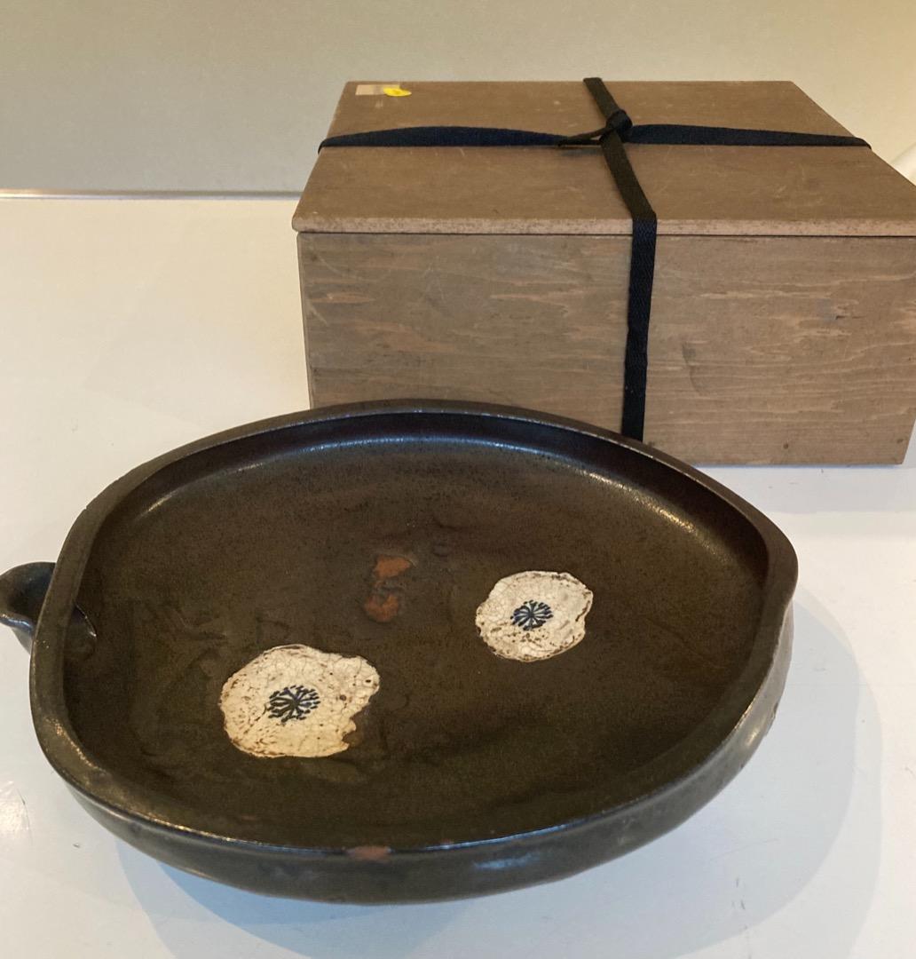 尾形乾山の片口大皿 の古陶！濃栗色のうねり片口に白の椿図 直しあり江戸中期