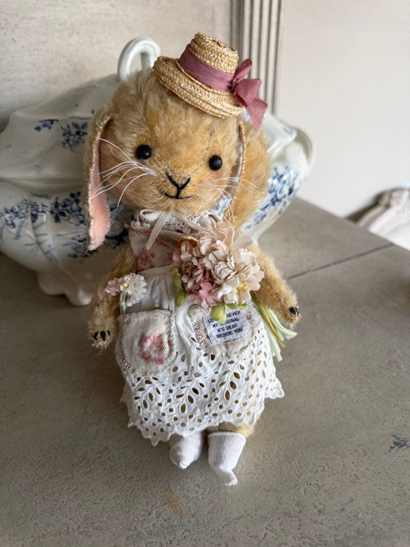 ハンドメイドベア作家さんのアンティークのドレスを着た垂れ耳うさぎのぬいぐるみ
