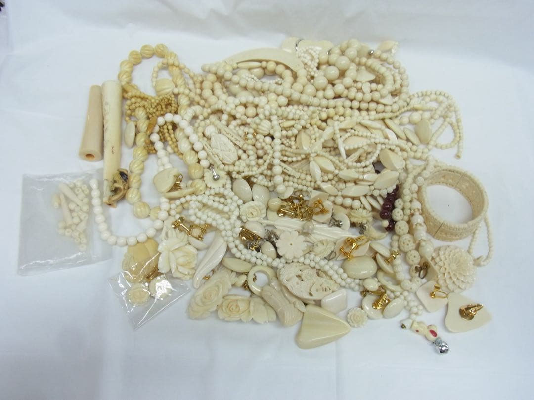 **様 ビンテージ　クリーム色系　アクセサリー　いろいろ　1000g