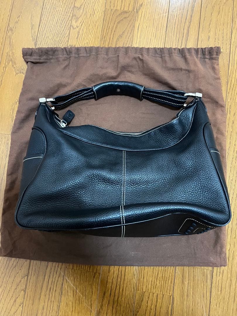 黒いレザーショルダーバッグ