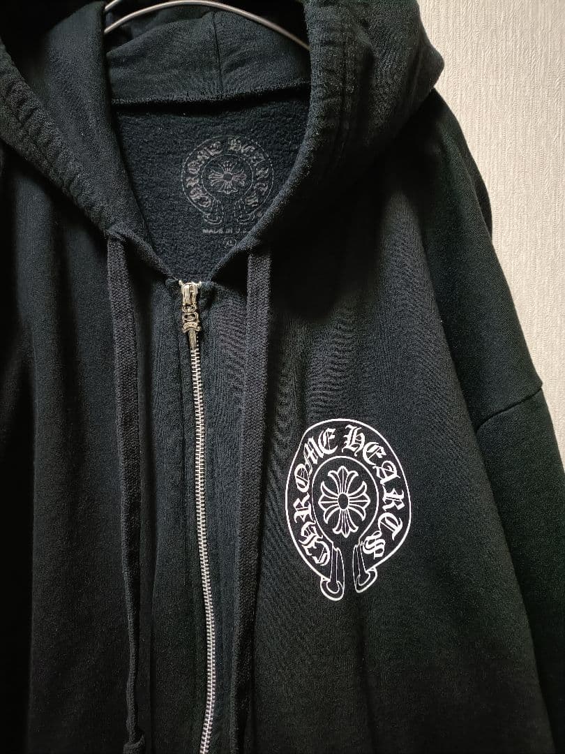 CHROME HEARTSバックホースシュープリントダガージップアップパーカー