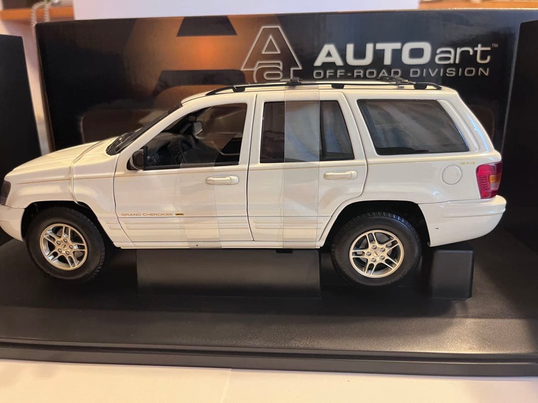【美品】AUTOart 1/18 Jeep チェロキー 白 箱付 送料込