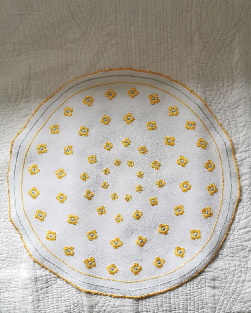 アンティークフランス ４層のぷっくり花刺繍イエロー&ペールブルー リネンドイリー