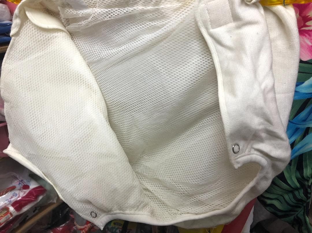 介護おむつカバー　白　中人用　塩ビにナイロン　金属ホック付き　3S位の大きさです