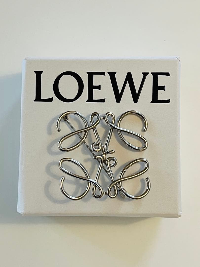 【早いもの勝ち】ロエベ ブローチ　アナグラム　正規品　シルバー