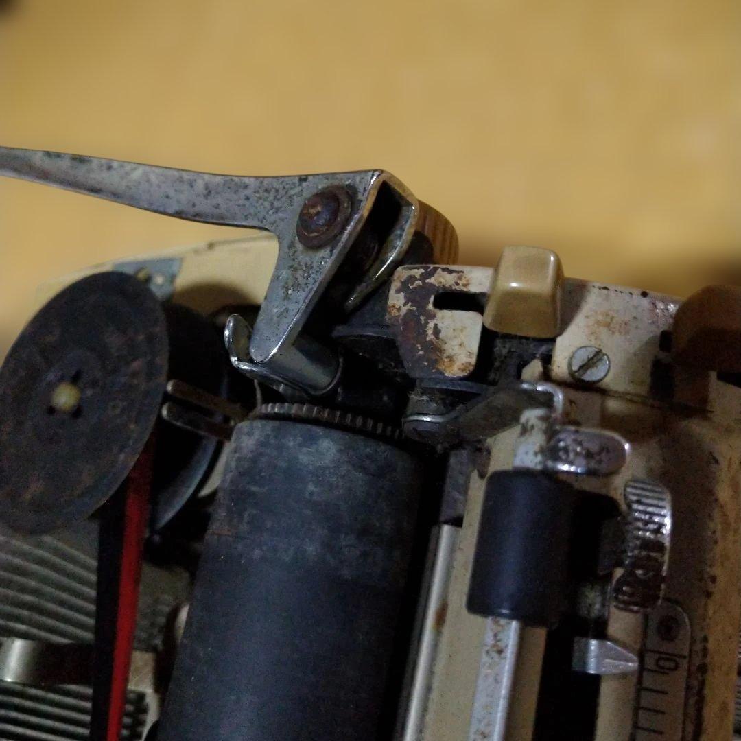 ジャンク品　TRIUMPH タイプライター ベージュ　説明よく読んで下さい