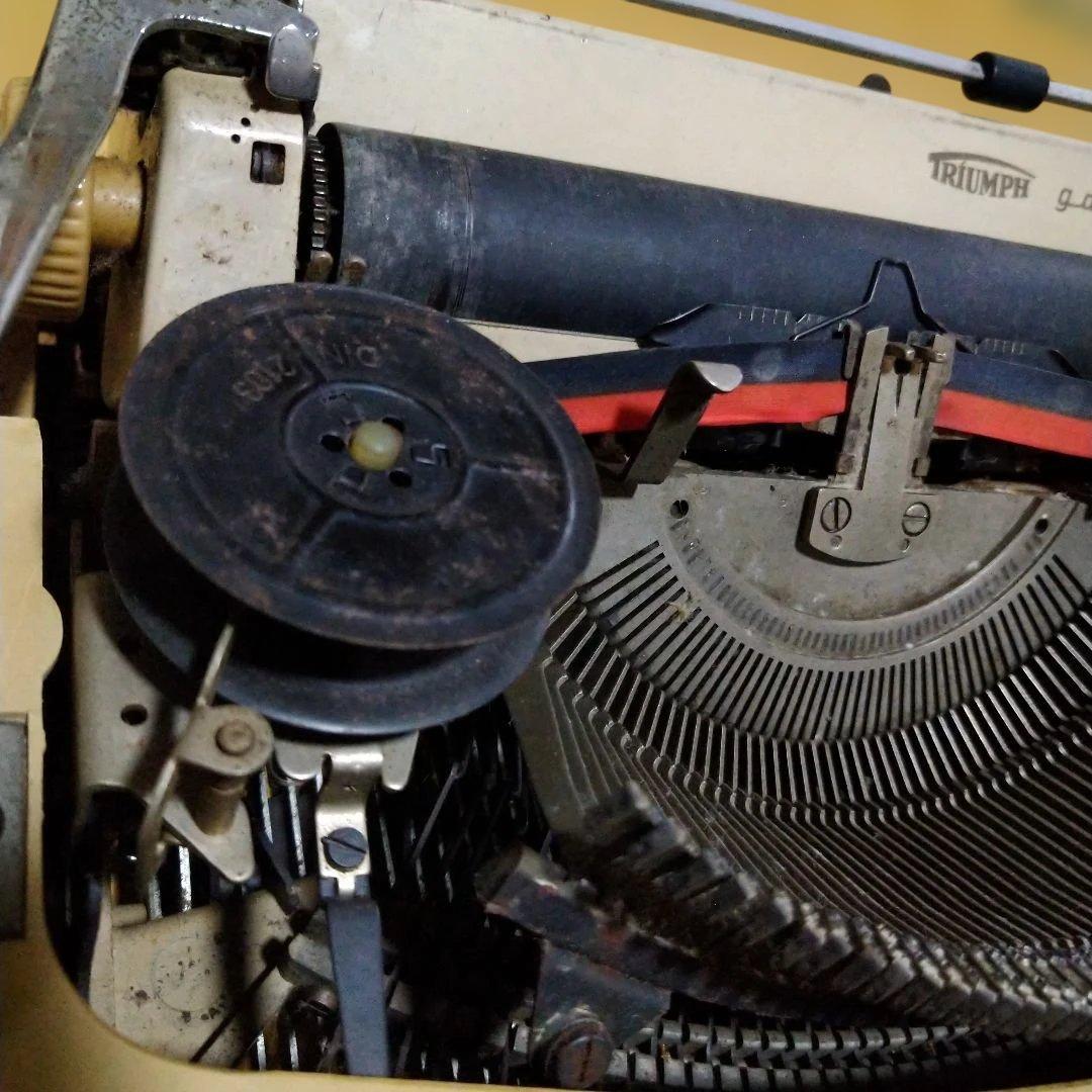 ジャンク品　TRIUMPH タイプライター ベージュ　説明よく読んで下さい