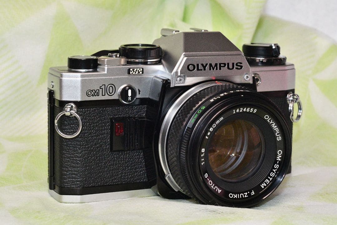 《極美品》OLYMPUS OM10+標準レンズ+付属品多数　a409