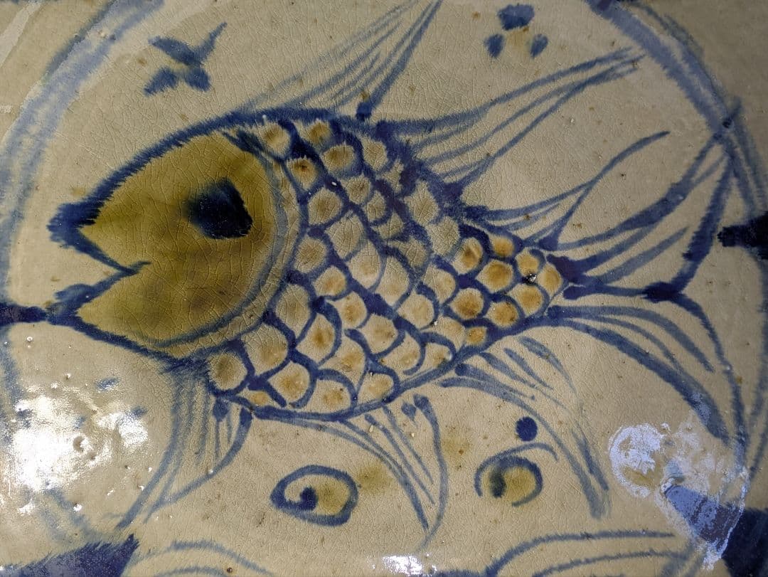 【真作】沖縄壺屋焼、仁王窯、小橋川仁王作、『魚文飾鉢』、銘「仁王」、皿立付、箱無