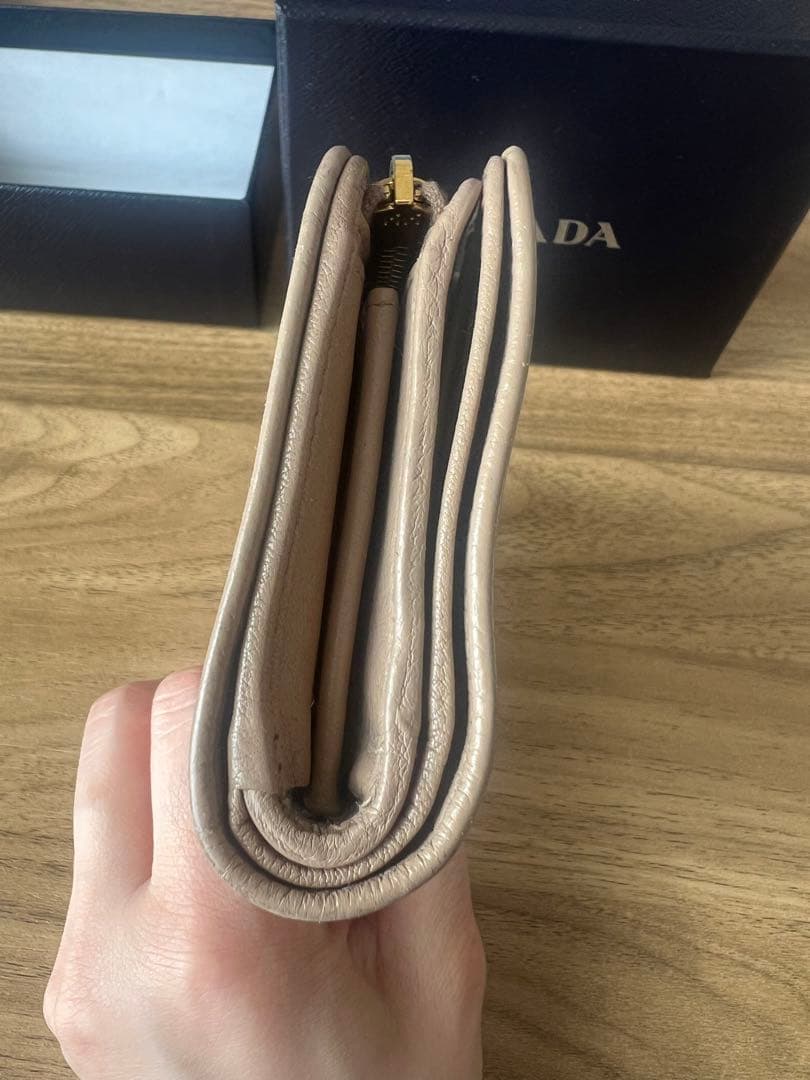 PRADA ベージュ 二つ折り財布