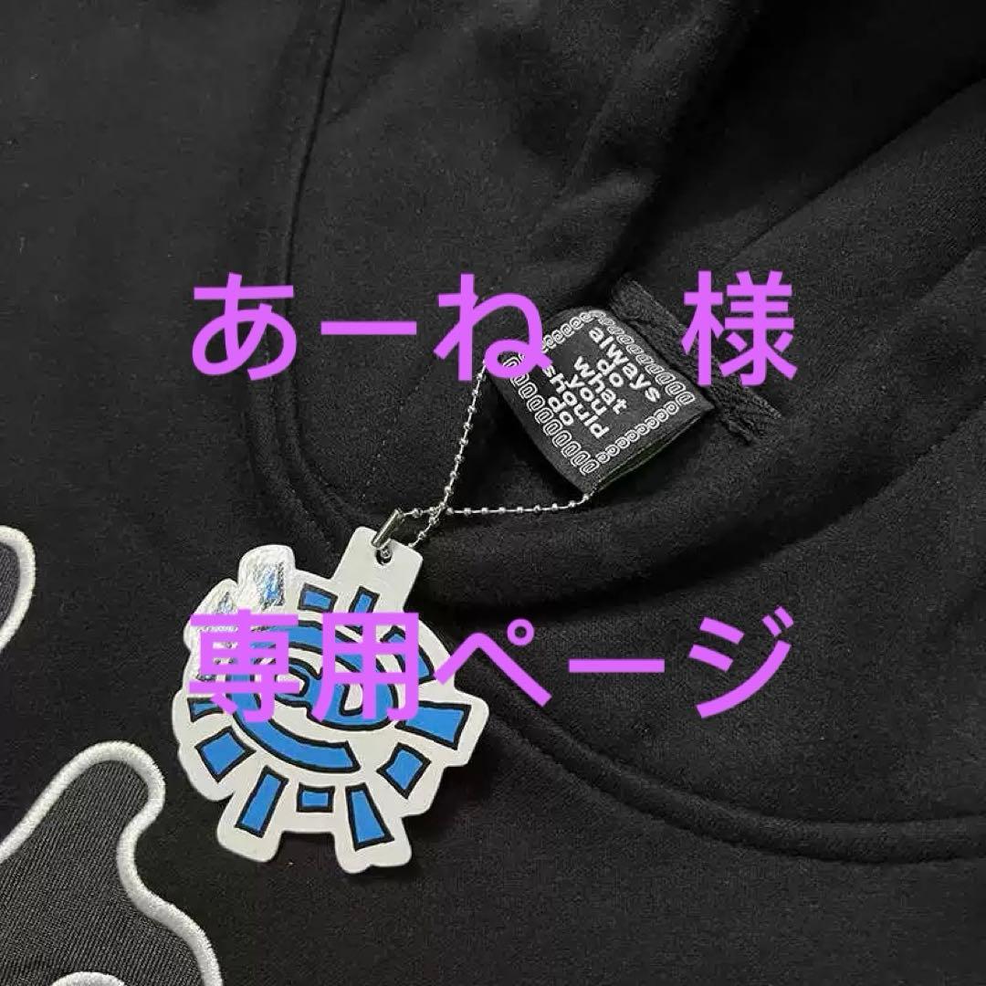 ブラックフードパーカー ロゴチャーム付き