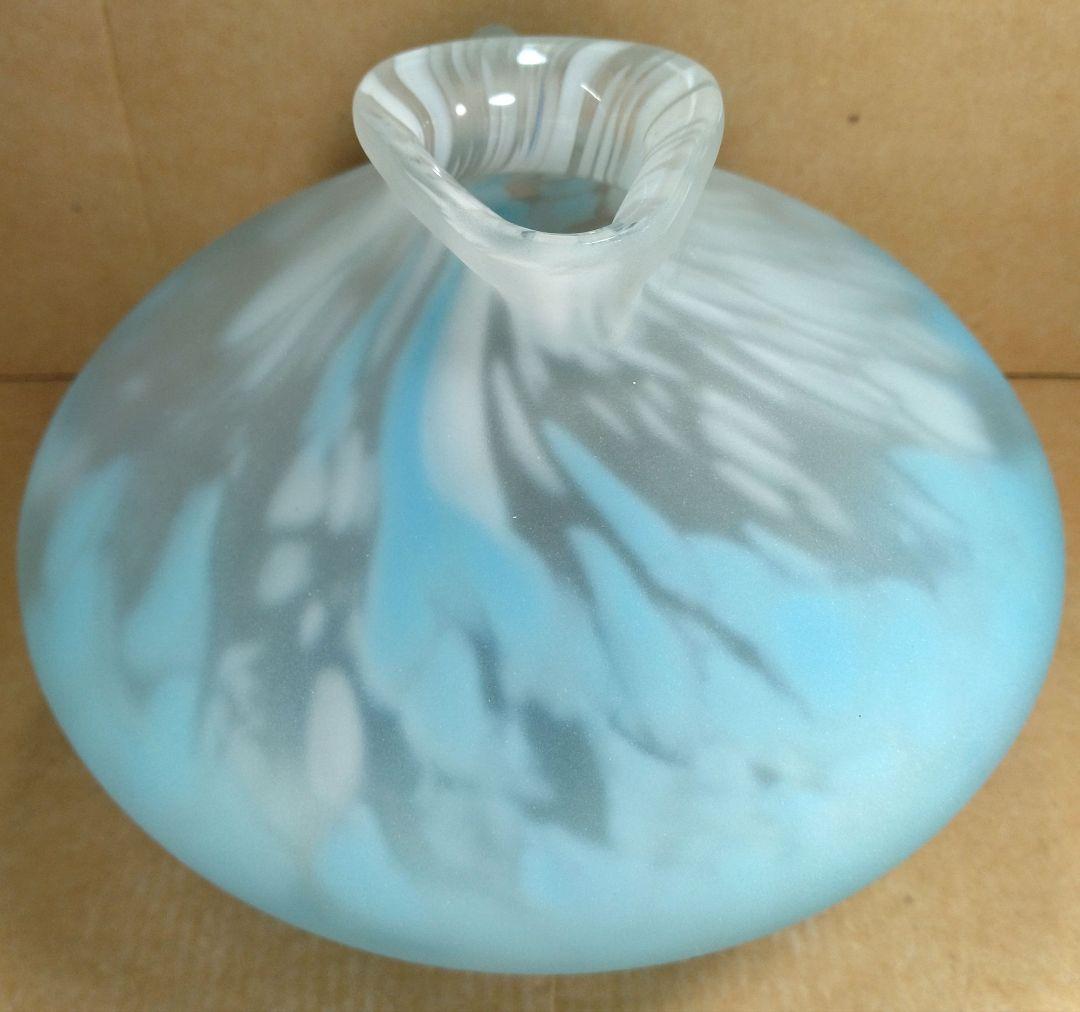 【本物保証】藤田喬平 手吹 花瓶(水色,白系) 共箱 栞 ｗ17㎝ 手吹ガラス
