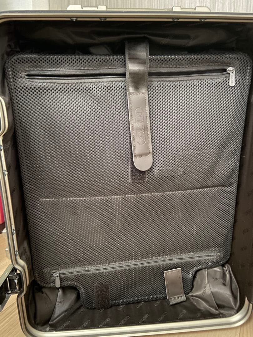 y*b様 リモワ RIMOWA TITANIUM 56 48L 945.56