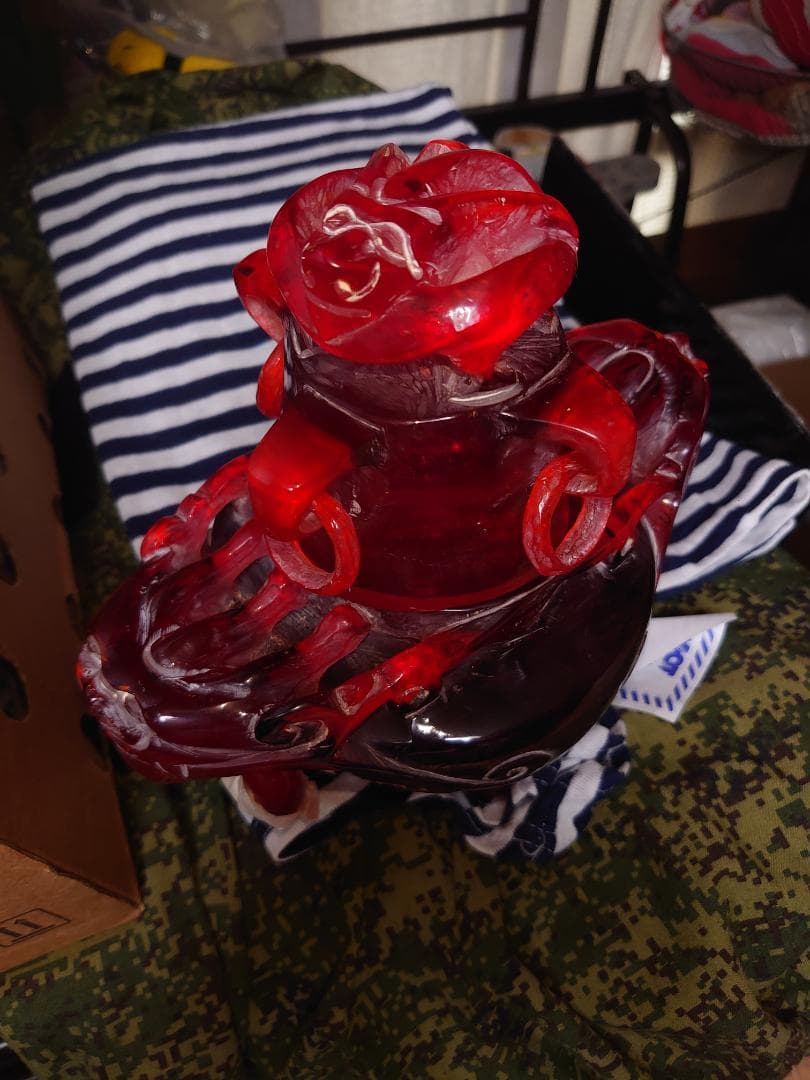 赤い琥珀で作られたアンティーク