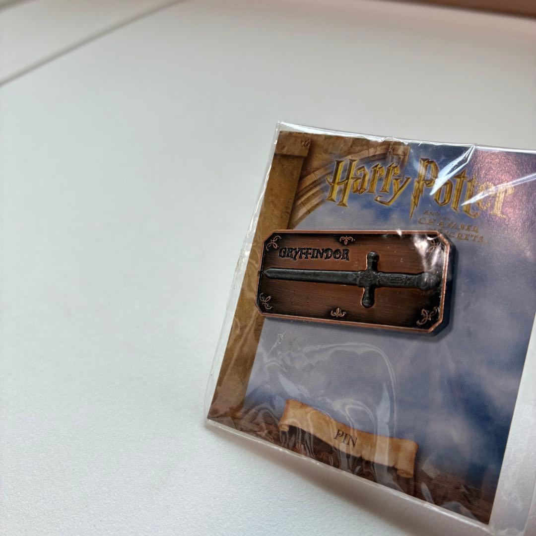 希少品★未使用品★ハリーポッターと秘密の部屋★グリフィンドールの剣★ピンズ