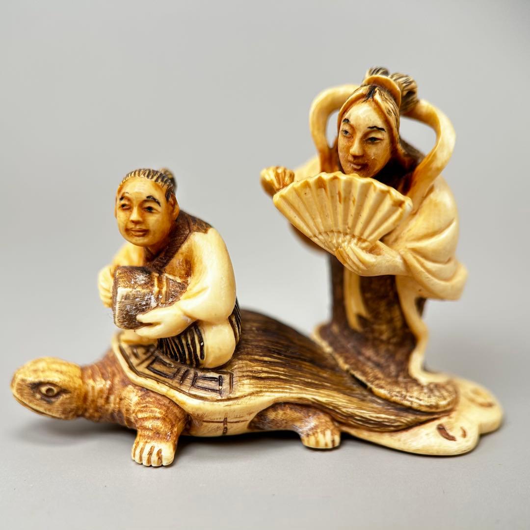 亀に乗った男女極上　根付　天然素材アンティーク骨董　飾り物古美術置物細密細工