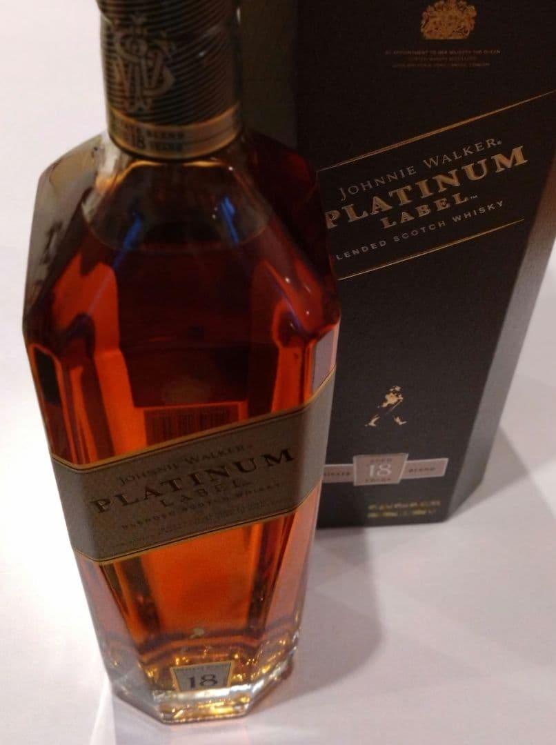 ジョニーウォ−カー プラチナムラベル 18年 700ml