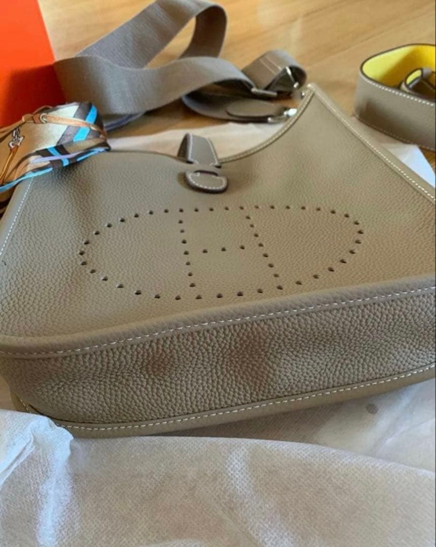 えり°・*:.。.☆ 新品未使用 Hパンチング ショルダーバッグ