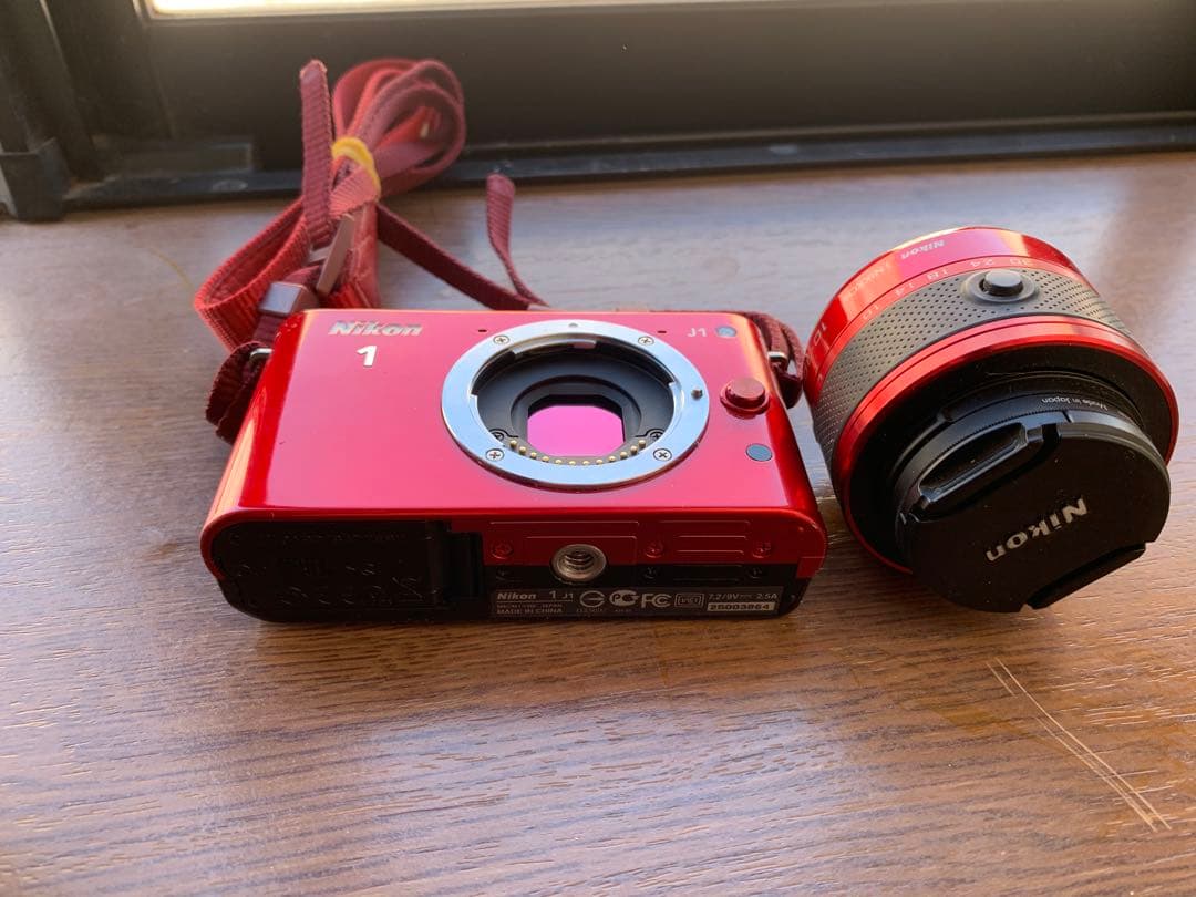 Nikon 1 J1 レッド + NIKKOR 10mmレンズ