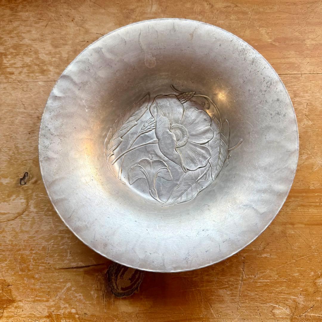 花彫刻のアルミ製ボウル アンティーク