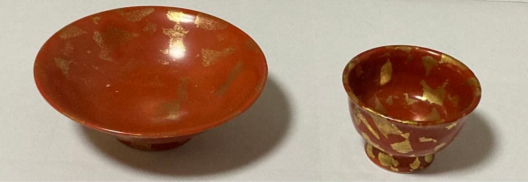 2代目叶松谷(人間国宝)　赤地金箔散　盃とお猪口の２点セット