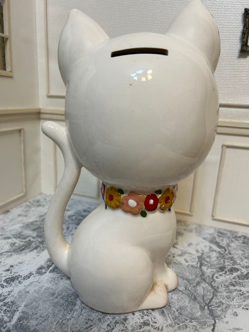 昭和レトロ　1970年代　内藤ルネ　陶器製貯金箱　お花の首飾りの白ネコさん