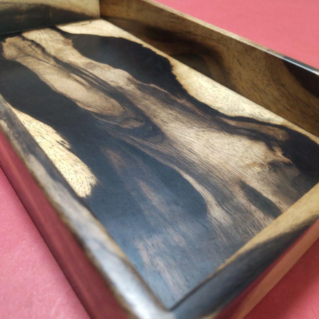 『にこ』の個性的な杢の黒柿の小物入れ&コースター2枚