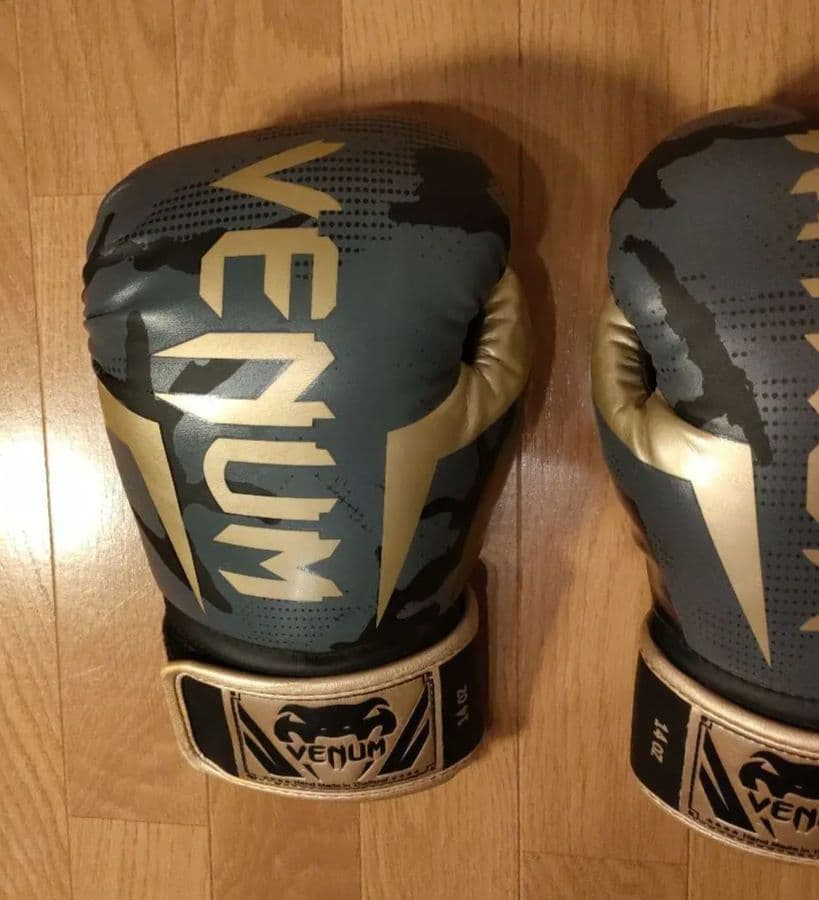 美品 VENUM エリート ボクシング グローブ 14oz ダークカモ/ゴールド