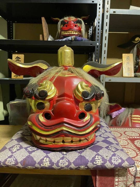 【値下げ交渉可】獅子頭　獅子舞　木彫り　桐製　工芸品　漆塗り　金箔