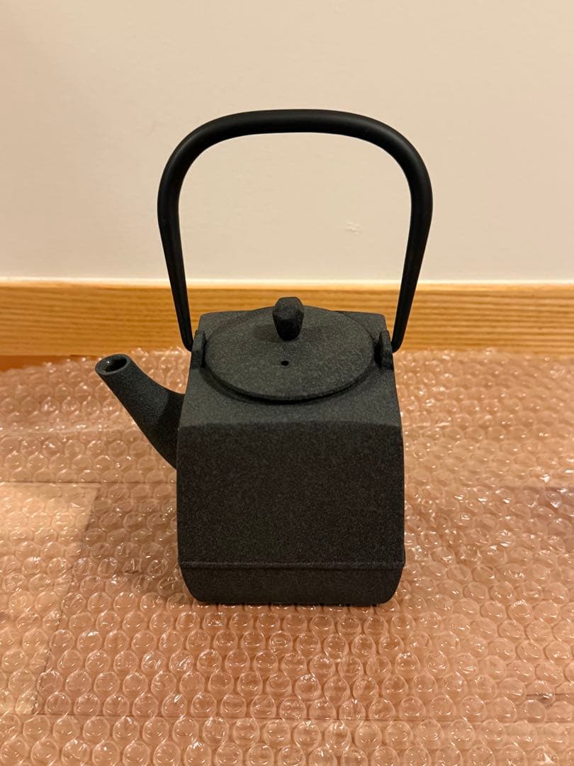 鉄瓶（鉄鋳物）　増田尚紀デザイン　鋳心ノ工房製　茶こし・ウォーマー付き