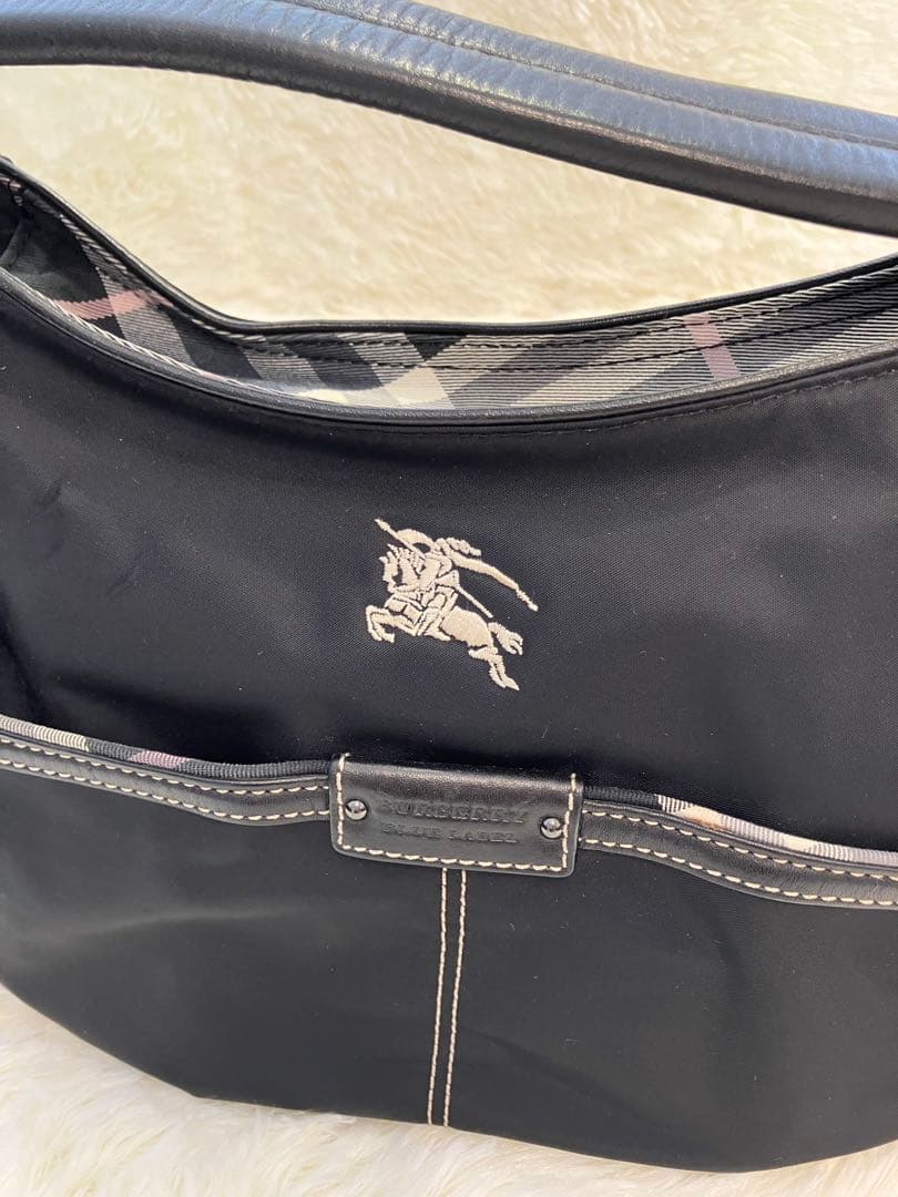 バーバリー　ナイロンバッグ　肩掛け可能　ノバチェック　刺繍ロゴ　ブラック￼