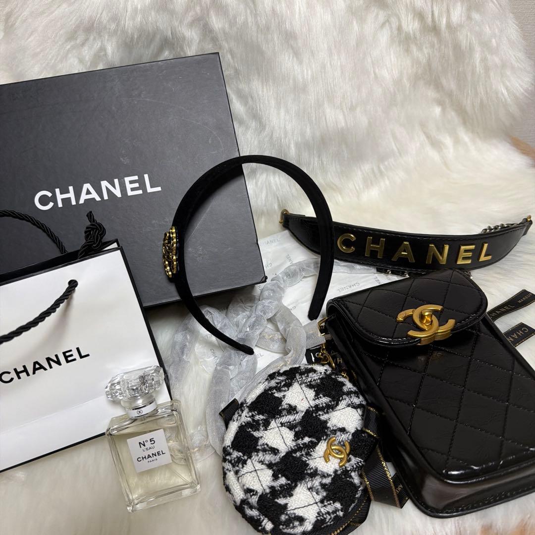 CHANEL ノベルティ　スマホショルダー＆ケース