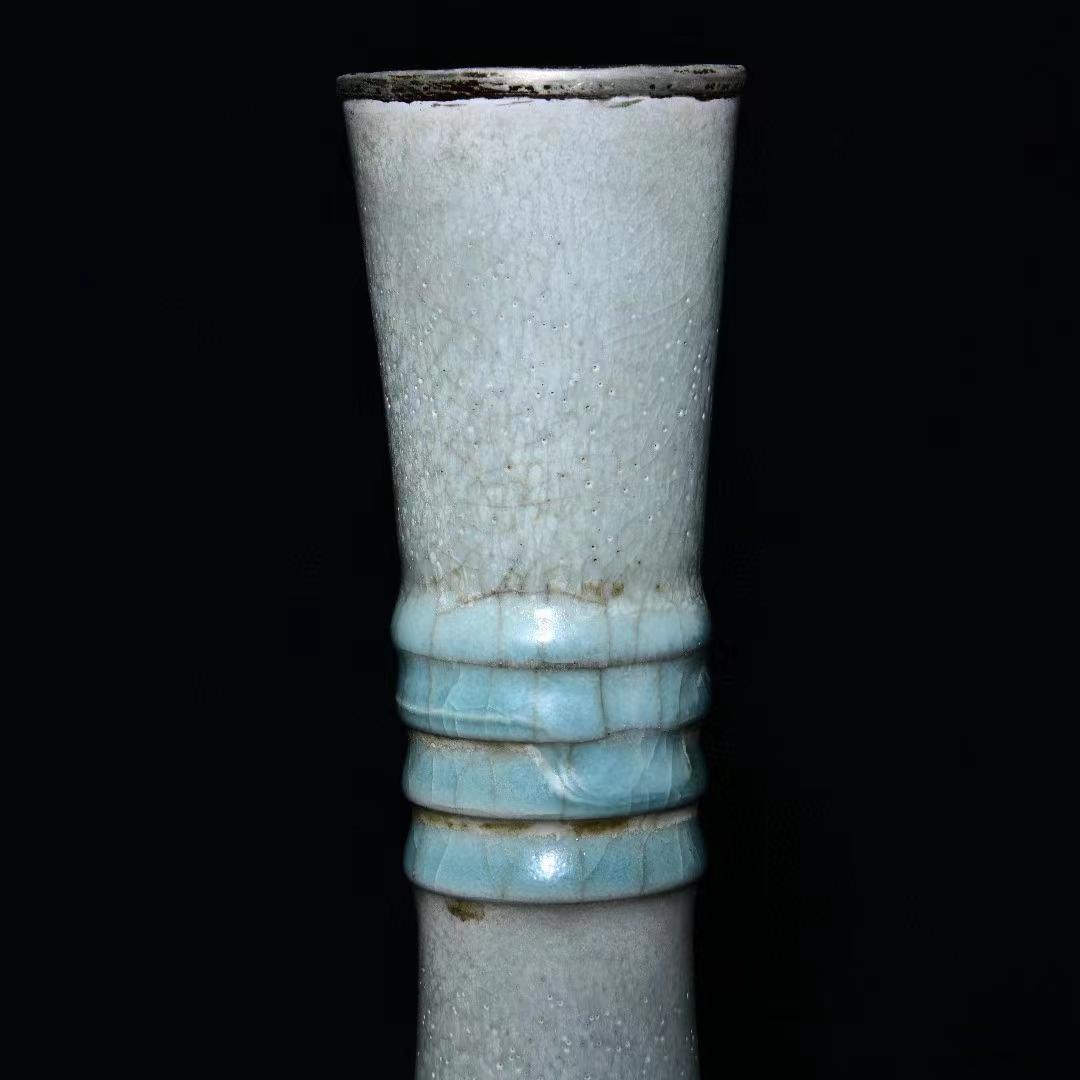 中国古美術・旧蔵の磁器、弦模様が嵌め込まれた長颈瓶・17x43cm・置物・文房具