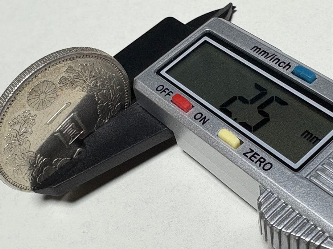 く*み様 【本物保証】　美品　一圓銀貨　明治29年銘　26.96g