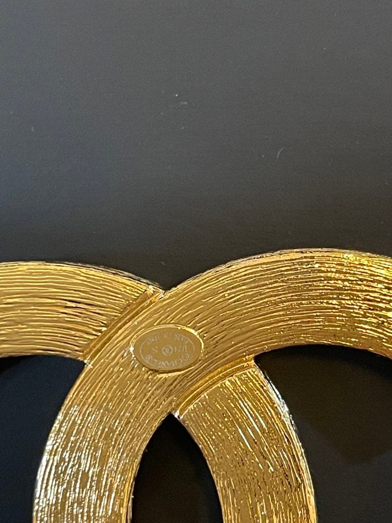 アキラ　CHANEL ゴールド CCロゴブローチ