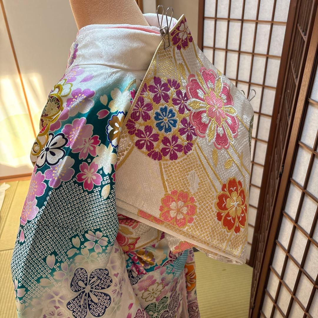振袖フルセット　花柄　白地にブルーグリーンとピンクの花柄