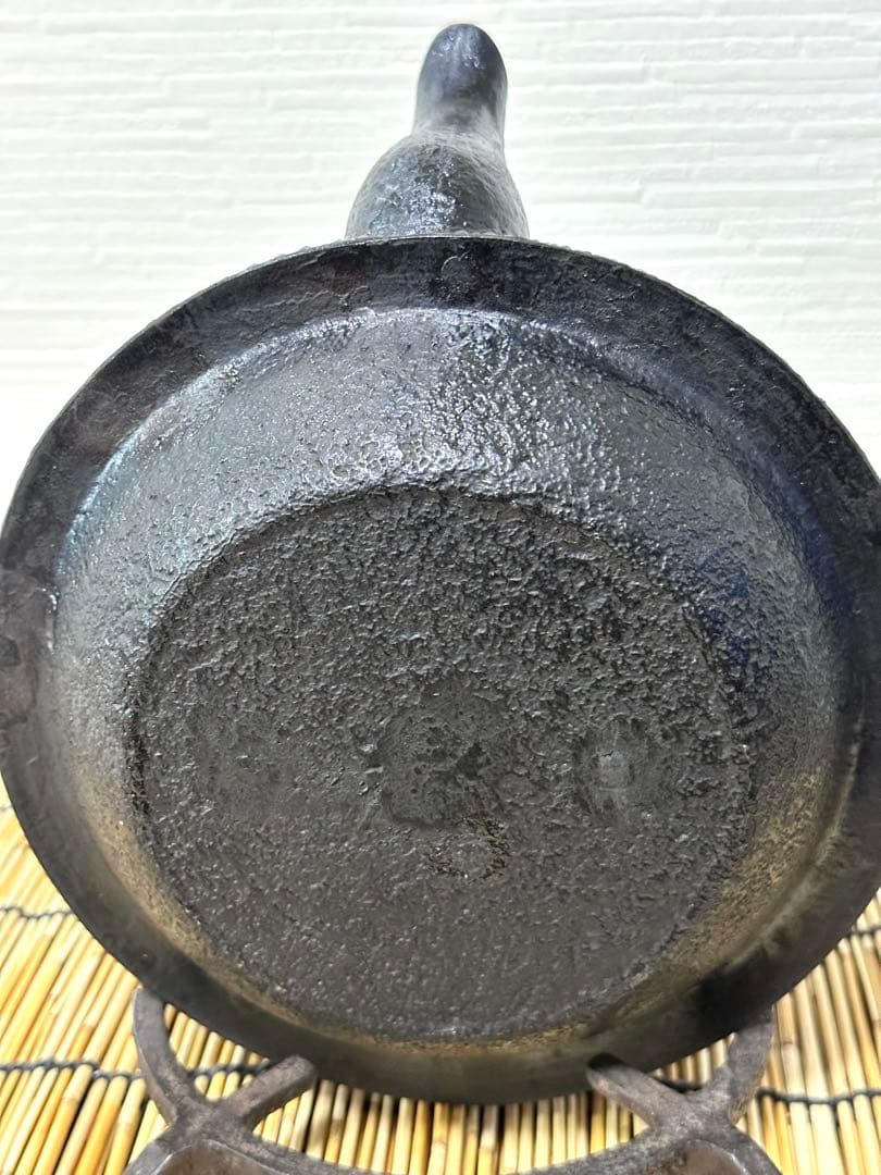 新品、供箱等付属品付　南部岩鋳四代目清末作 　真作保証　１８型アラレ　南部鉄瓶