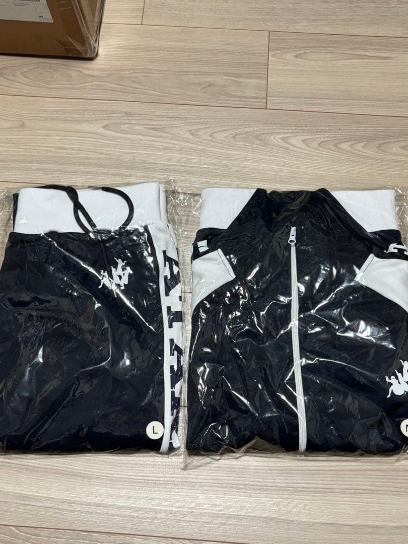 新しい学校のリーダーズ　ジャージ　紺　上L、下M