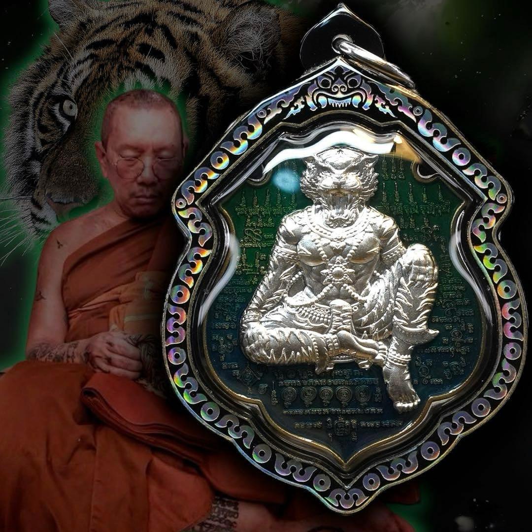 袈裟入り　チャナイ師の伝説の虎王と秘術　プージャオサミンプラ　プラクルアン　E