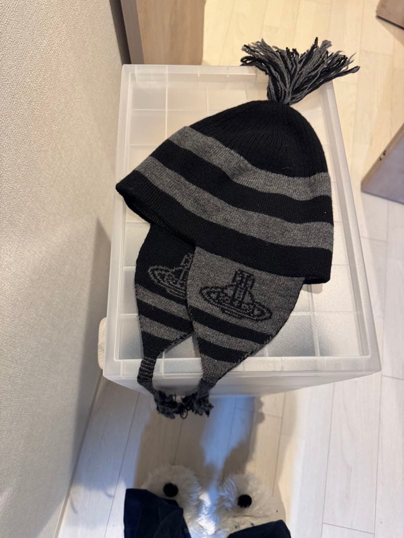 耳あて付きニット帽 黒とグレー ストライプ
